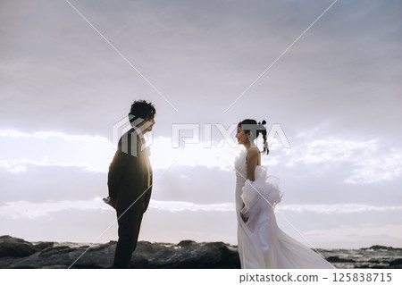 一對年輕夫婦在城島拍攝婚紗照 125838715