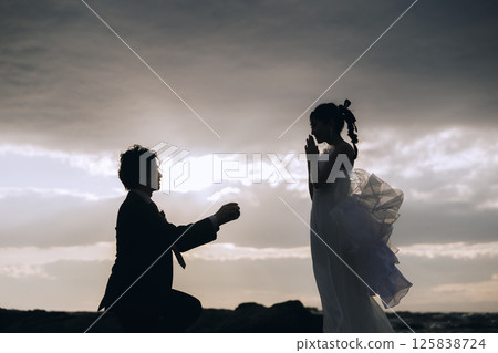 A young couple taking pre-wedding photos at Jogashima 125838724