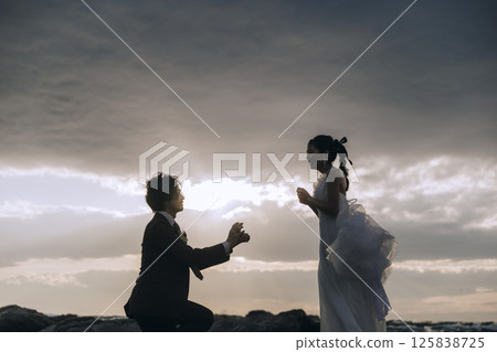 A young couple taking pre-wedding photos at Jogashima 125838725