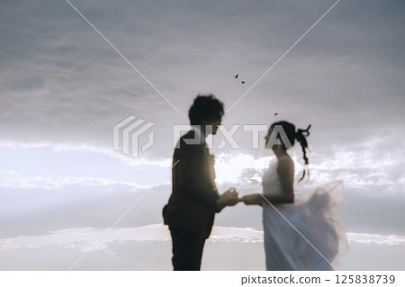 A young couple taking pre-wedding photos at Jogashima 125838739