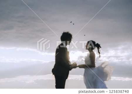 A young couple taking pre-wedding photos at Jogashima 125838740