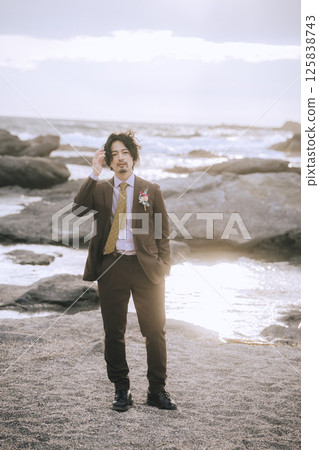 A young couple taking pre-wedding photos at Jogashima 125838743