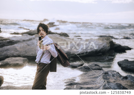 A young couple taking pre-wedding photos at Jogashima 125838749