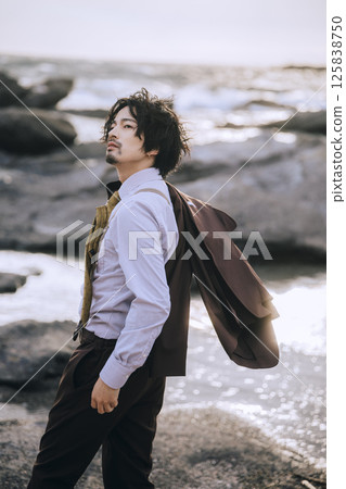 A young couple taking pre-wedding photos at Jogashima 125838750