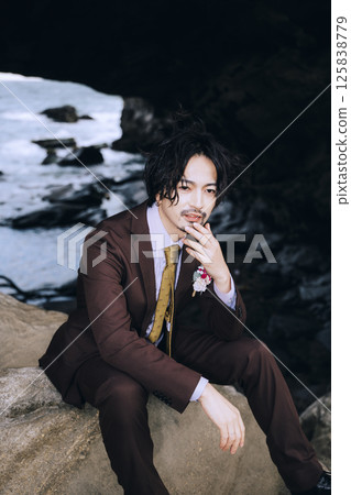 A young couple taking pre-wedding photos at Jogashima 125838779