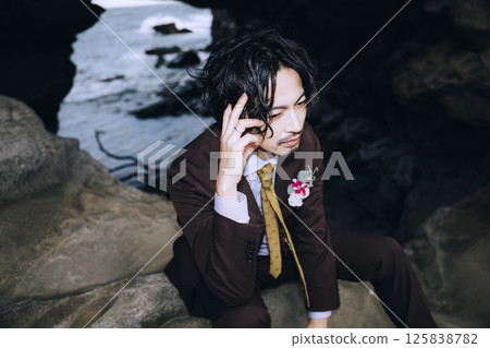 一對年輕夫婦在城島拍攝婚紗照 125838782