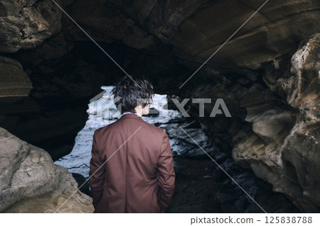 A young couple taking pre-wedding photos at Jogashima 125838788