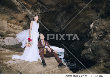A young couple taking pre-wedding photos at Jogashima 125838790