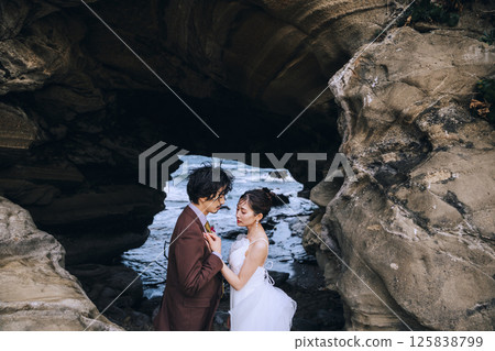 一對年輕夫婦在城島拍攝婚紗照 125838799