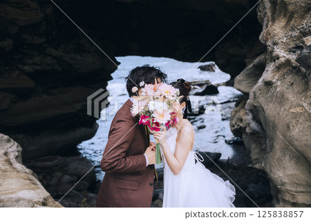 一對年輕夫婦在城島拍攝婚紗照 一對年輕夫婦在城島拍攝婚紗照 125838857