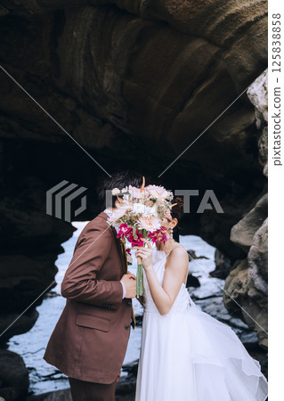 一對年輕夫婦在城島拍攝婚紗照 125838858