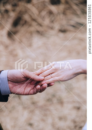 一對年輕夫婦在城島拍攝婚紗照 125838861