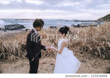 A young couple taking pre-wedding photos at Jogashima 125838866