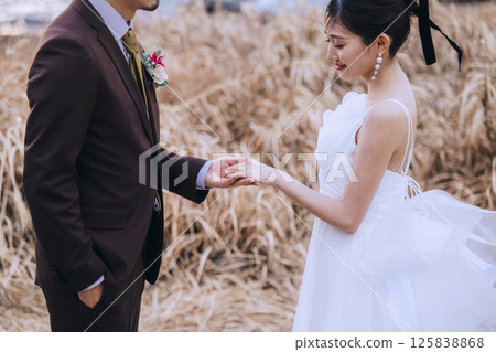 一對年輕夫婦在城島拍攝婚紗照 125838868
