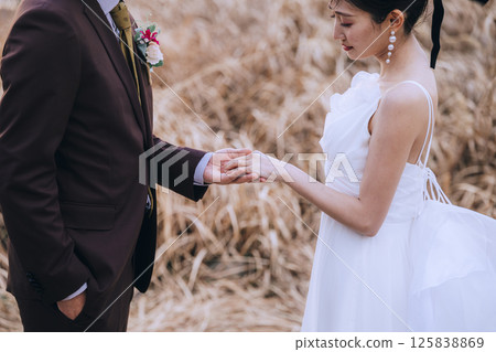 一對年輕夫婦在城島拍攝婚紗照 125838869