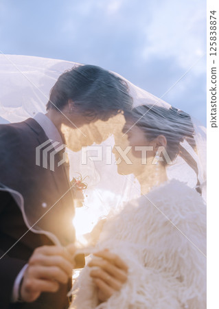 A young couple taking pre-wedding photos at Jogashima 125838874