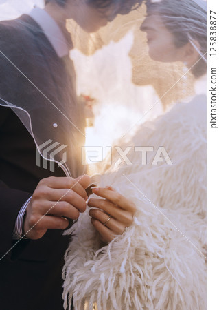 一對年輕夫婦在城島拍攝婚紗照 125838877