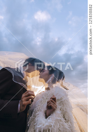 A young couple taking pre-wedding photos at Jogashima 125838882