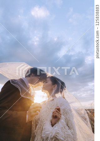 A young couple taking pre-wedding photos at Jogashima 125838883