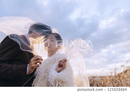 一對年輕夫婦在城島拍攝婚紗照 125838884