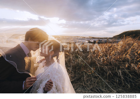 一對年輕夫婦在城島拍攝婚紗照 125838885