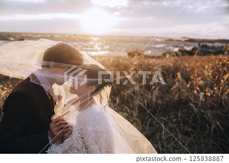 一對年輕夫婦在城島拍攝婚紗照 125838887