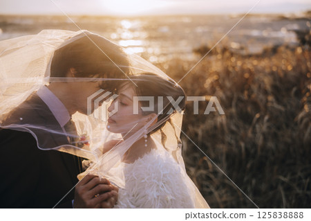 A young couple taking pre-wedding photos at Jogashima 125838888