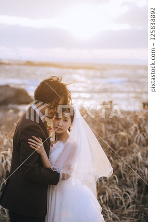 一對年輕夫婦在城島拍攝婚紗照 一對年輕夫婦在城島拍攝婚紗照 125838892