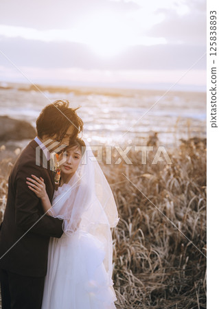 一對年輕夫婦在城島拍攝婚紗照 125838893