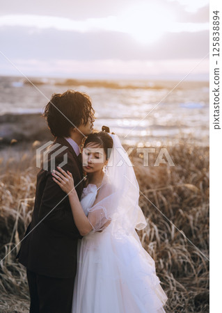 一對年輕夫婦在城島拍攝婚紗照 一對年輕夫婦在城島拍攝婚紗照 125838894