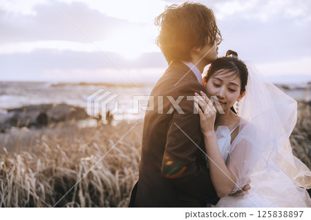 一對年輕夫婦在城島拍攝婚紗照 125838897