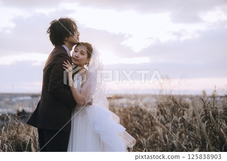 A young couple taking pre-wedding photos at Jogashima A young couple taking pre-wedding photos at Jogashima 125838903