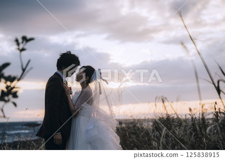 A young couple taking pre-wedding photos at Jogashima 125838915
