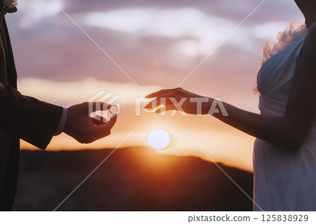 一對年輕夫婦在城島拍攝婚紗照 125838929