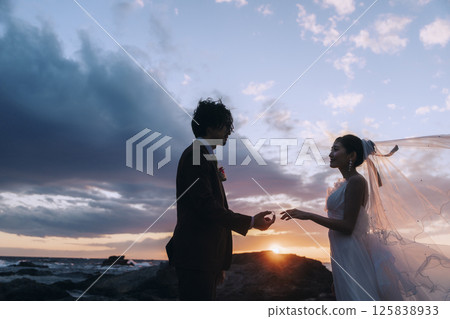 A young couple taking pre-wedding photos at Jogashima 125838933