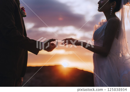 一對年輕夫婦在城島拍攝婚紗照 125838934