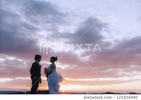 A young couple taking pre-wedding photos at Jogashima A young couple taking pre-wedding photos at Jogashima 125838940