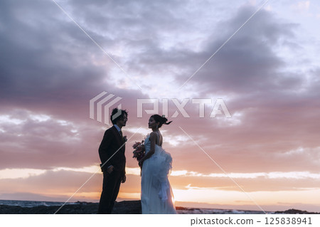 A young couple taking pre-wedding photos at Jogashima 125838941