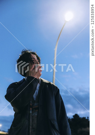一對年輕夫婦在城島拍攝婚紗照 125838954