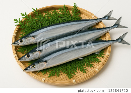 籃子裡裝著新鮮捕獲的秋刀魚 籃子裡裝著新鮮捕獲的秋刀魚 125841720