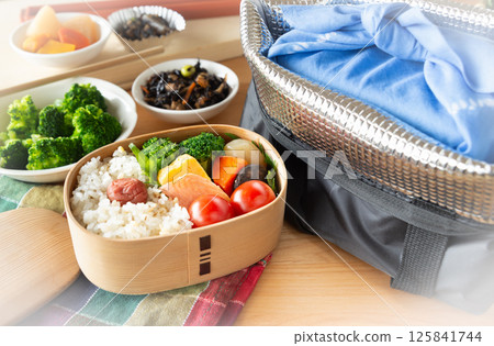 Magewappa lunch box and cooler bag, making lunch, lunch box 125841744