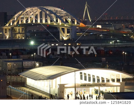 夢洲車站和夢舞橋的夜景 夢洲車站和夢舞橋的夜景 125841820
