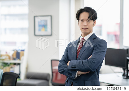 Young businessman working in the office 125842149