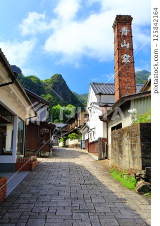 [Saga Prefecture] Imari Nabeshima ware on a clear day at the Okawachiyama street (Hangamazaka) 125842164