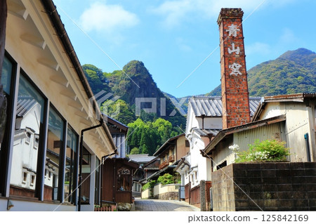 [Saga Prefecture] Imari Nabeshima ware on a clear day at the Okawachiyama street (Hangamazaka) 125842169