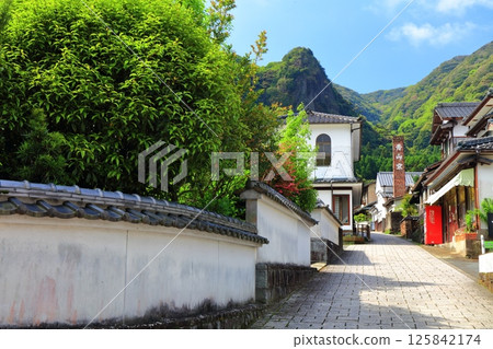 [Saga Prefecture] Imari Nabeshima ware on a clear day at the Okawachiyama street (Hangamazaka) 125842174