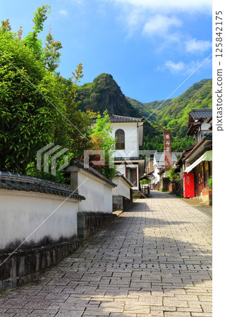 [Saga Prefecture] Imari Nabeshima ware on a clear day at the Okawachiyama street (Hangamazaka) 125842175