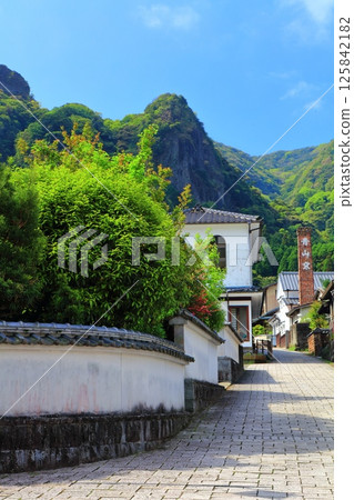 [Saga Prefecture] Imari Nabeshima ware on a clear day at the Okawachiyama street (Hangamazaka) 125842182