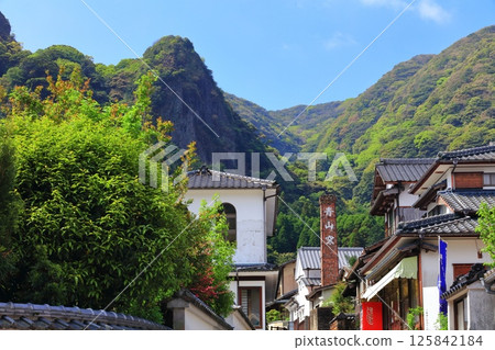 [Saga Prefecture] Imari Nabeshima ware on a clear day at the Okawachiyama street (Hangamazaka) 125842184
