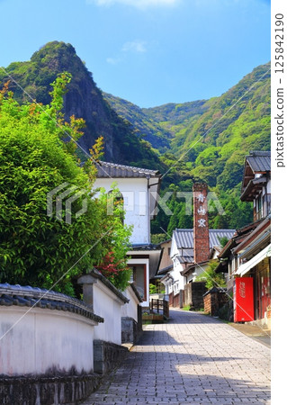[Saga Prefecture] Imari Nabeshima ware on a clear day at the Okawachiyama street (Hangamazaka) 125842190
